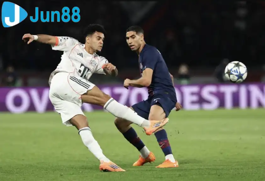 Diaz nhanh chóng giúp Bayern vươn lên dẫn trước với cú đúp đẳng cấp. (Ảnh: ESPN)